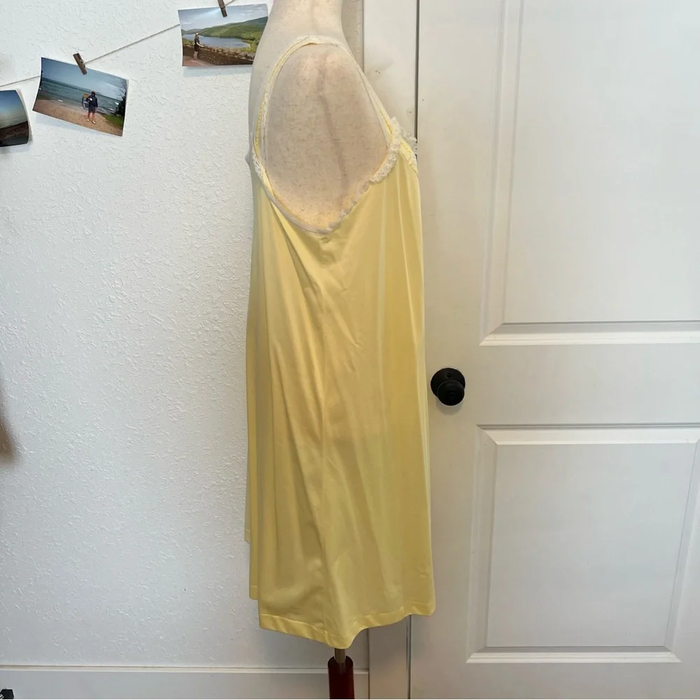 VNTG 70s Butter Yellow Embroidered Daisy Nightgown - Picture 4 of 6